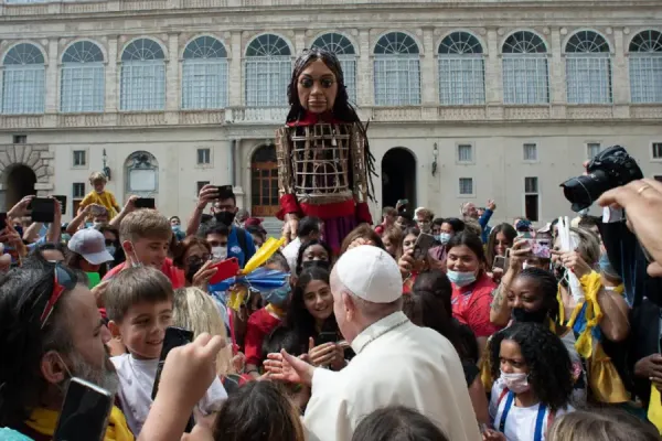 Pope Francis Welcomes 11-foot-tall Puppet Symbolizing Unaccompanied Refugee Children
